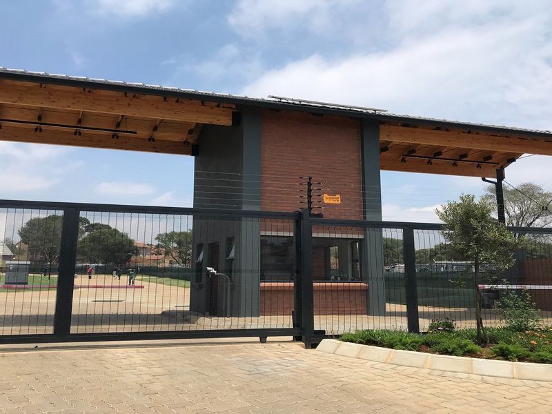 3 Bedrooms, 2 Bathrooms, Double Garage, Private Garden Simplex - Photo 3