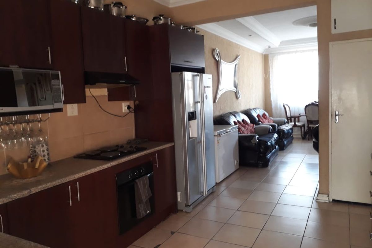 Apartment for sale in the heart of Troyeville. - Photo 2