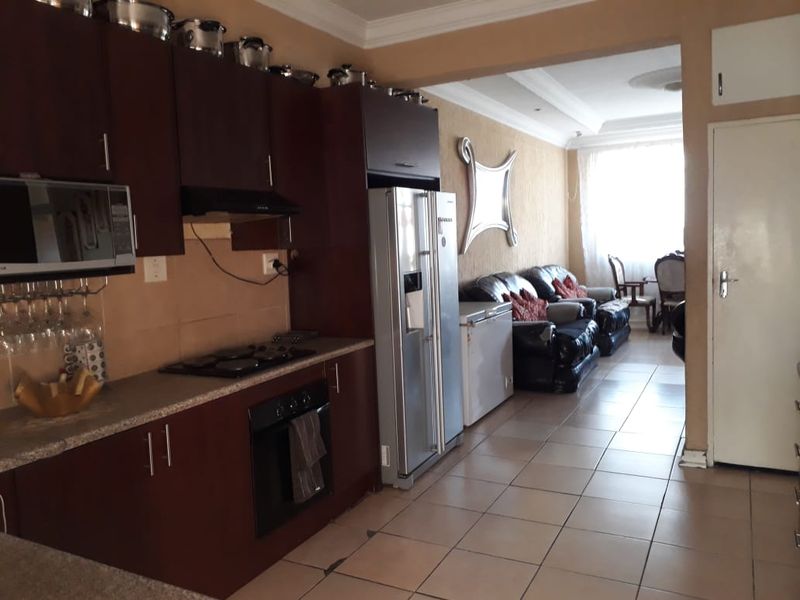 Apartment for sale in the heart of Troyeville. - Photo 2