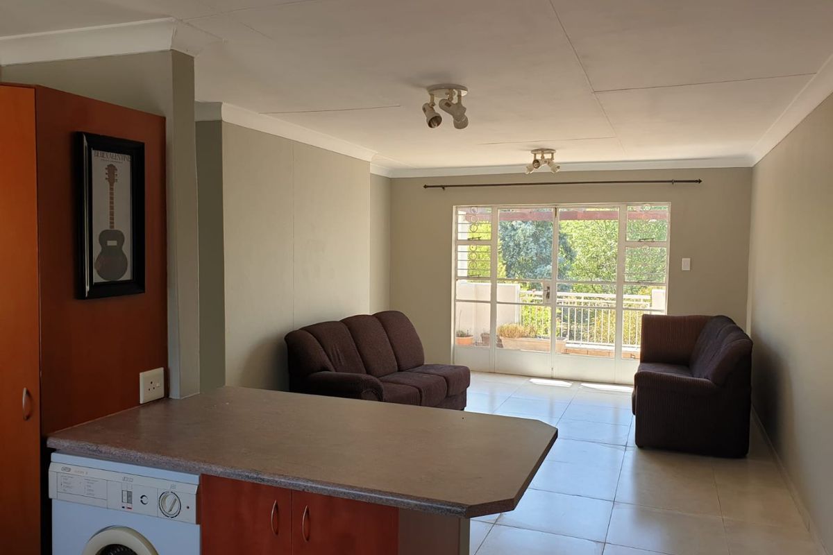 Lovely unit in a well-maintained complex - Photo 2