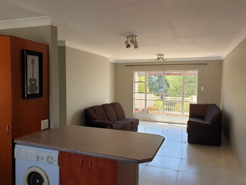 Lovely unit in a well-maintained complex - Photo 2