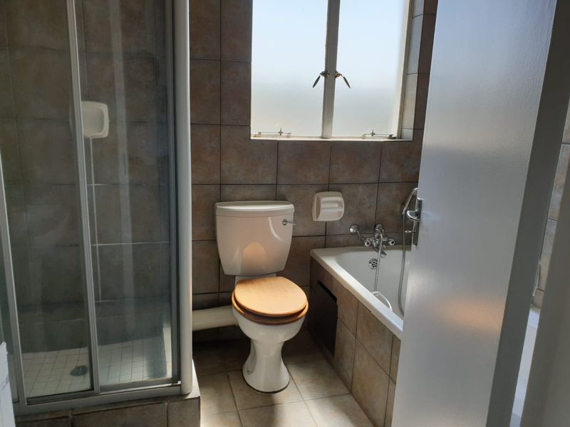 Lovely unit in a well-maintained complex - Photo 7