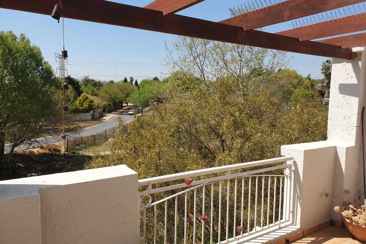 Lovely unit in a well-maintained complex - Photo 4