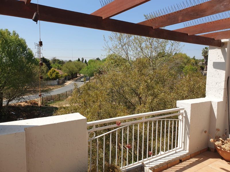 Lovely unit in a well-maintained complex - Photo 4