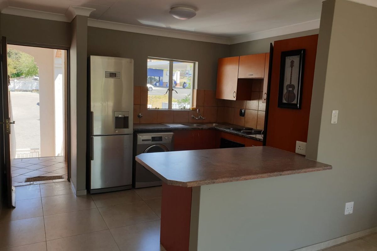 Lovely unit in a well-maintained complex - Photo 3
