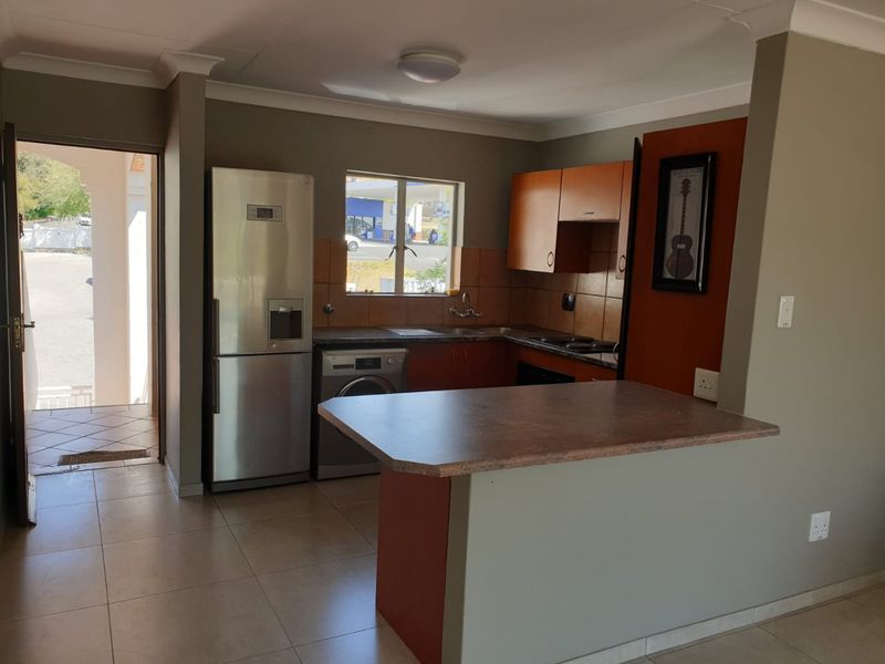Lovely unit in a well-maintained complex - Photo 3