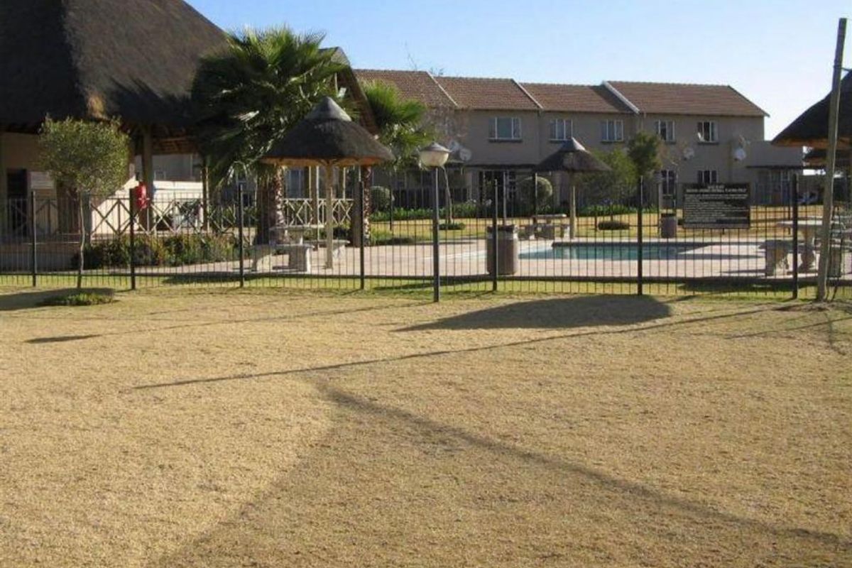 Neat top floor and well maintained 1 bedroom apartment - Photo 3