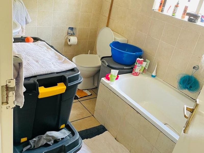 Neat top floor and well maintained 1 bedroom apartment - Photo 5