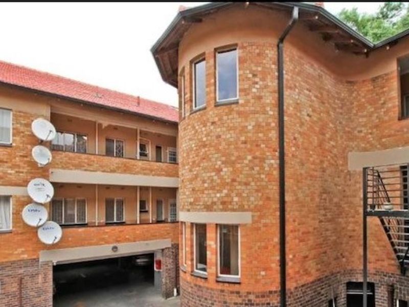 Cozy 2-Bedroom Apartment with Modern Features - Photo 3