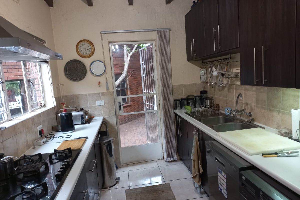 Cozy 2-Bedroom Apartment with Modern Features - Photo 2