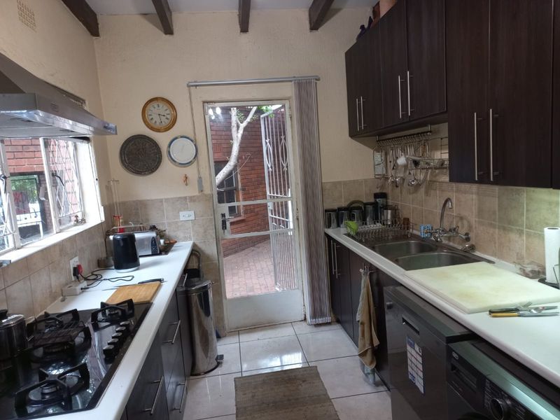 Cozy 2-Bedroom Apartment with Modern Features - Photo 2