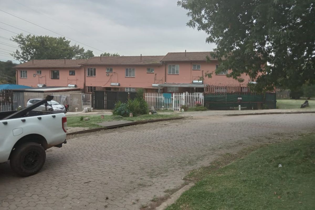 Charming 3-Bedroom Flat in Bezuidenhout Valley - Photo 3