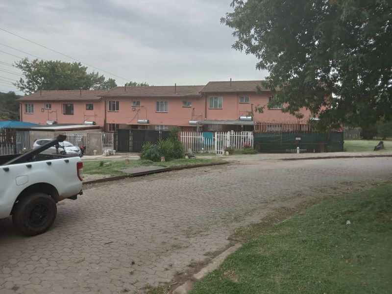 Charming 3-Bedroom Flat in Bezuidenhout Valley - Photo 3