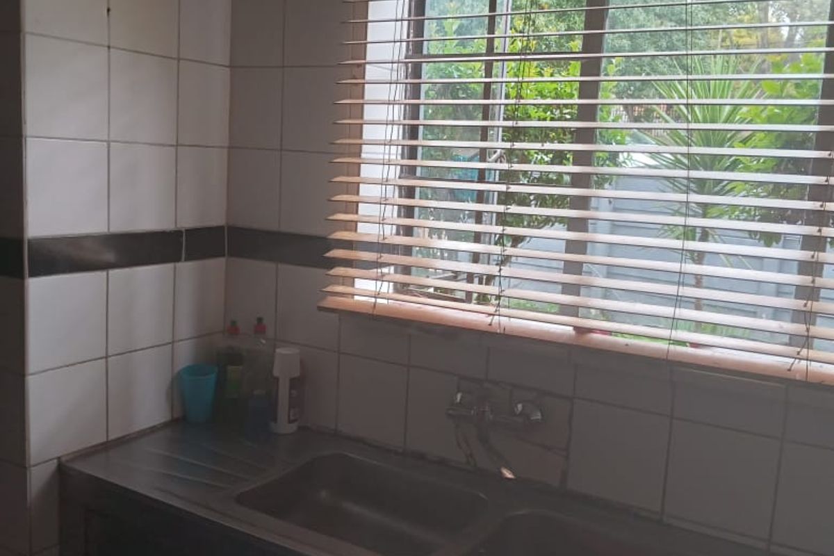 Charming 3-Bedroom Flat in Bezuidenhout Valley - Photo 4