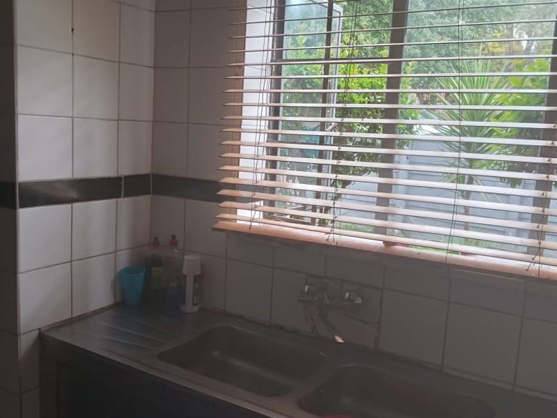 Charming 3-Bedroom Flat in Bezuidenhout Valley - Photo 4