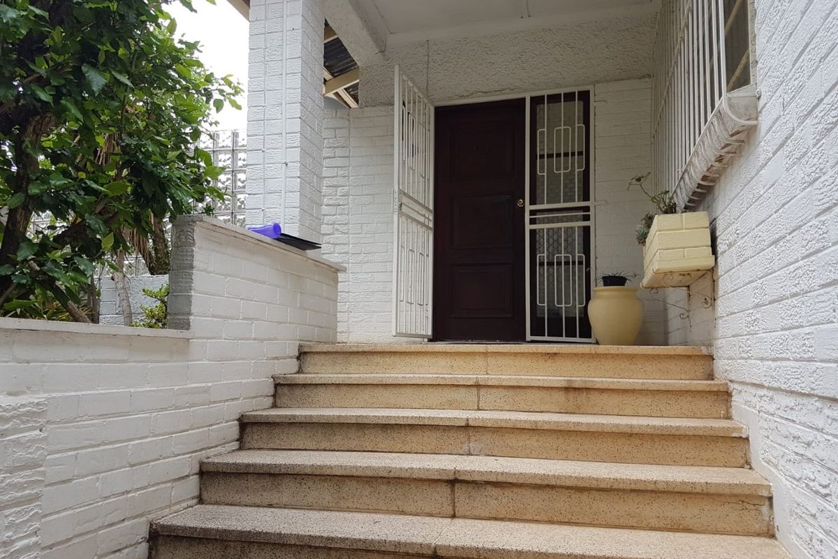 **Investor's Dream in Kensington! Ideal for Large Families Too! - Photo 2