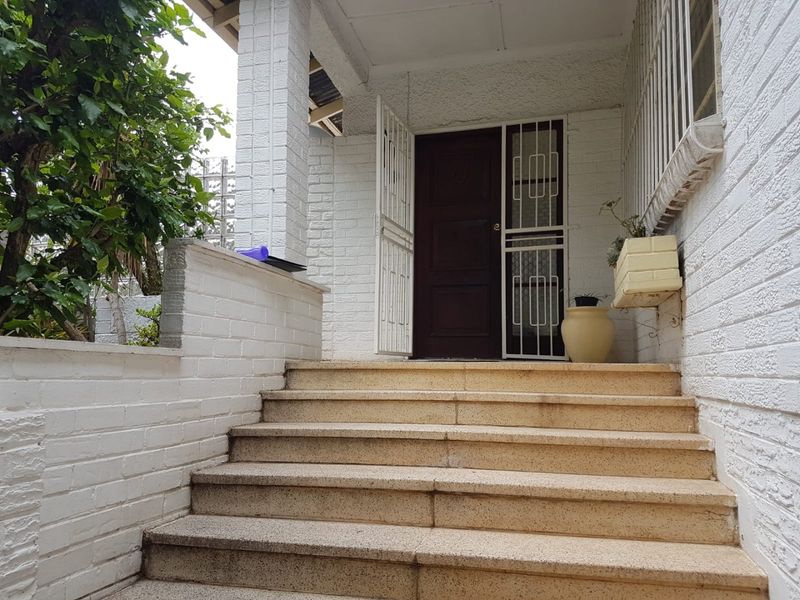 **Investor's Dream in Kensington! Ideal for Large Families Too! - Photo 2