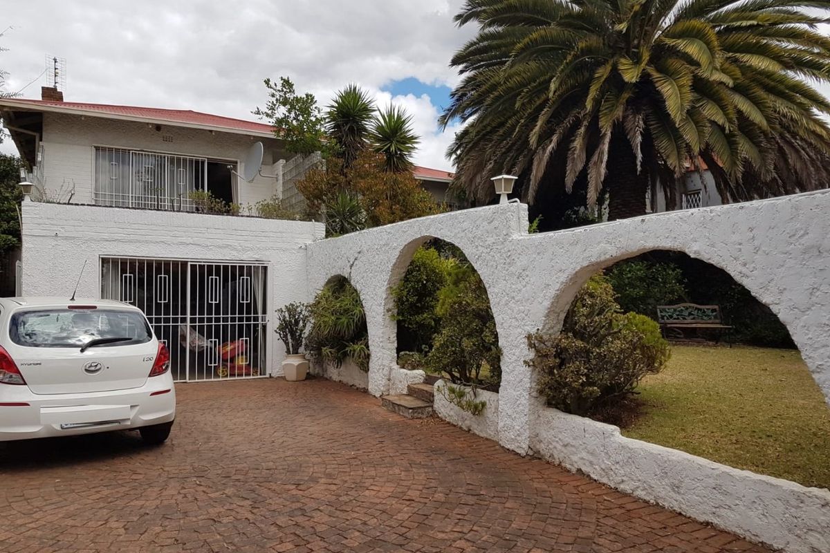 **Investor's Dream in Kensington! Ideal for Large Families Too! - Photo 4