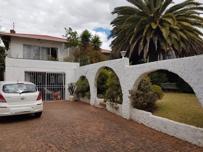 **Investor's Dream in Kensington! Ideal for Large Families Too! - Photo 4