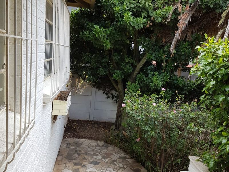 **Investor's Dream in Kensington! Ideal for Large Families Too! - Photo 9