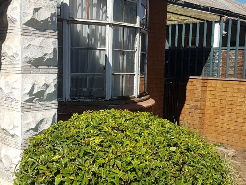 Spacious Semi-Detached Property in Prime Lorentzville Location - Photo 3