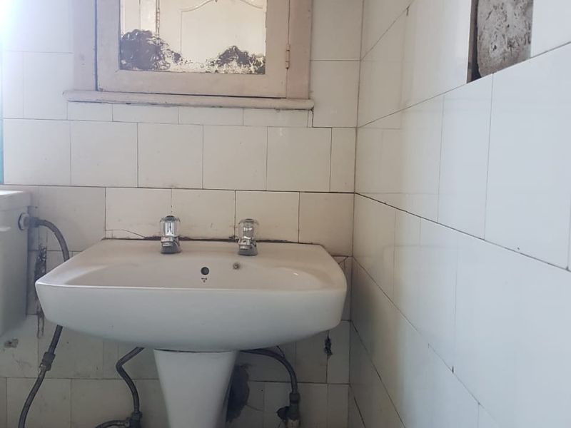 Spacious Semi-Detached Property in Prime Lorentzville Location - Photo 8