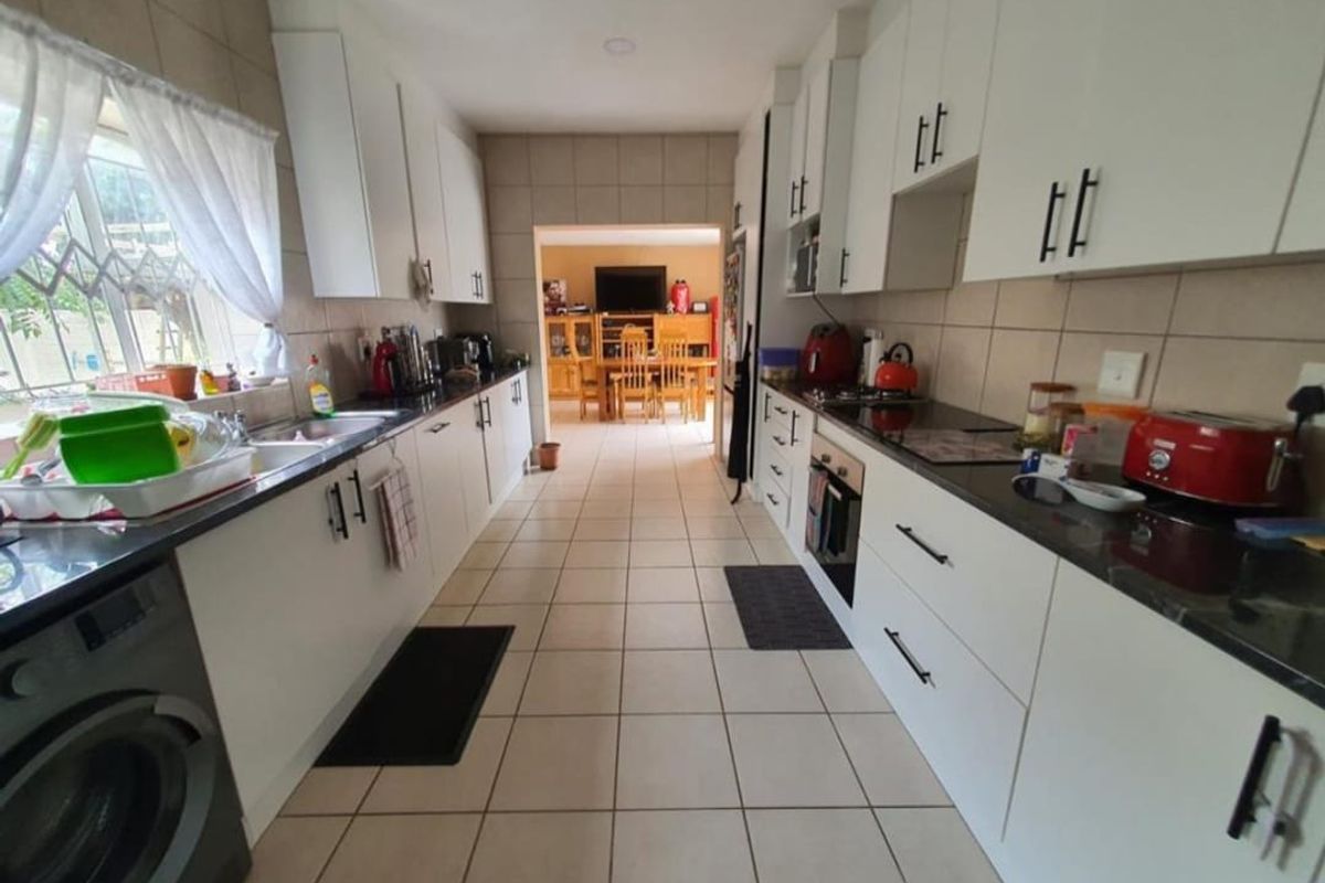 Spacious 3-Bedroom Home in the Heart of Kensington! - Photo 3