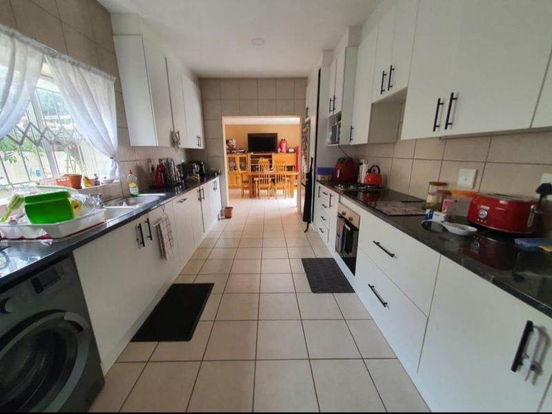 Spacious 3-Bedroom Home in the Heart of Kensington! - Photo 3