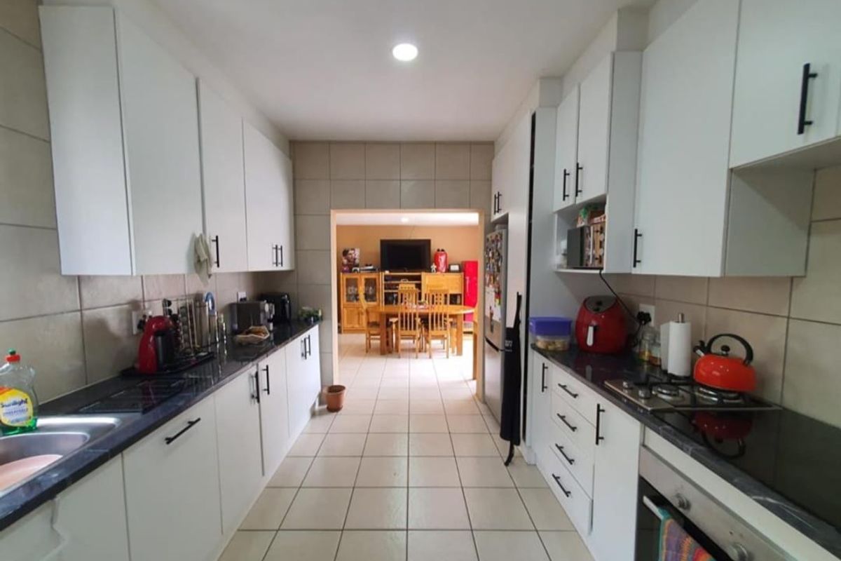 Spacious 3-Bedroom Home in the Heart of Kensington! - Photo 5