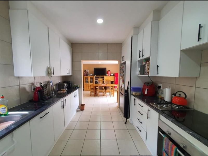 Spacious 3-Bedroom Home in the Heart of Kensington! - Photo 5