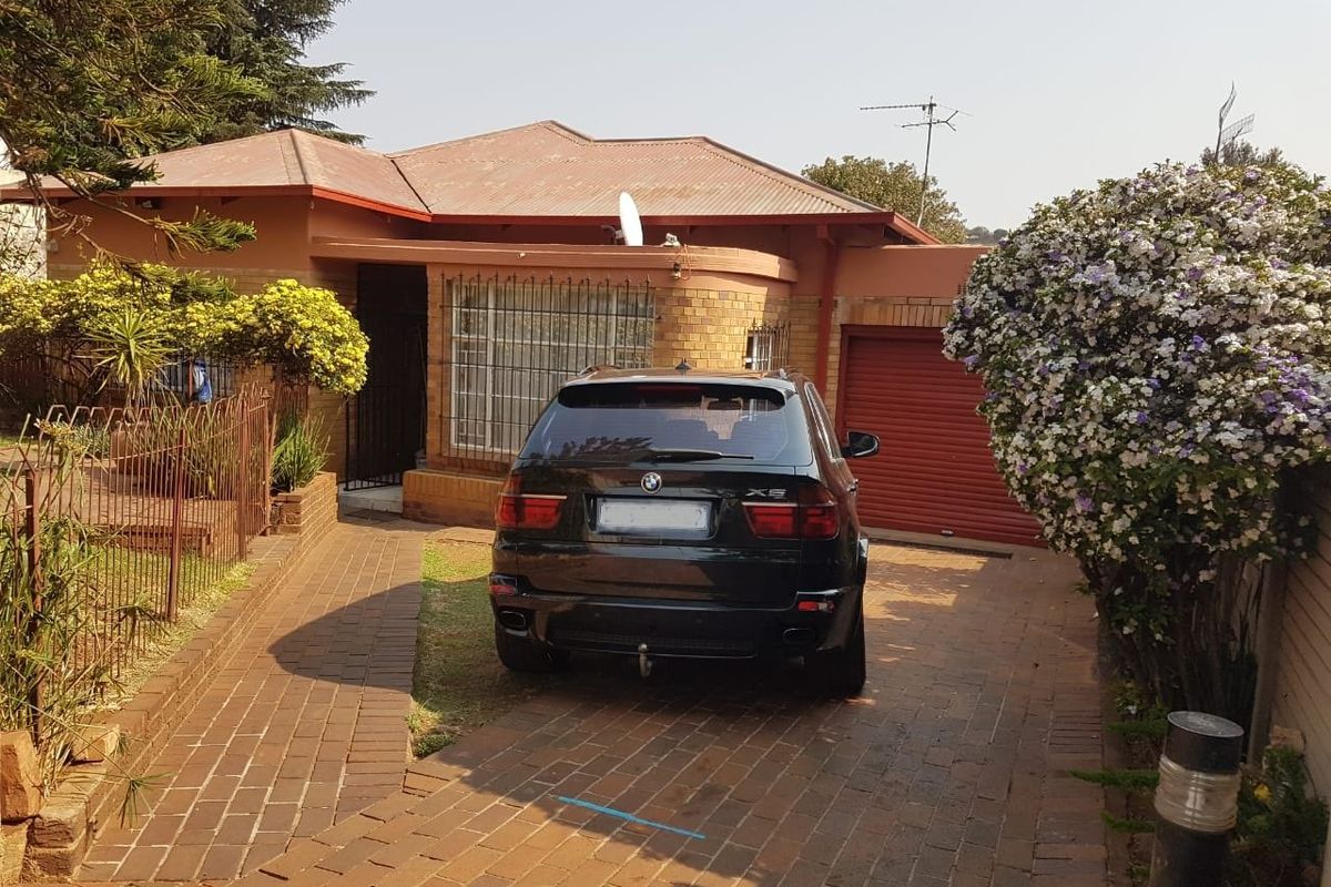 Stunning 3-Bedroom Home with Flatlet & Pool – Perfect Location! - Photo 2