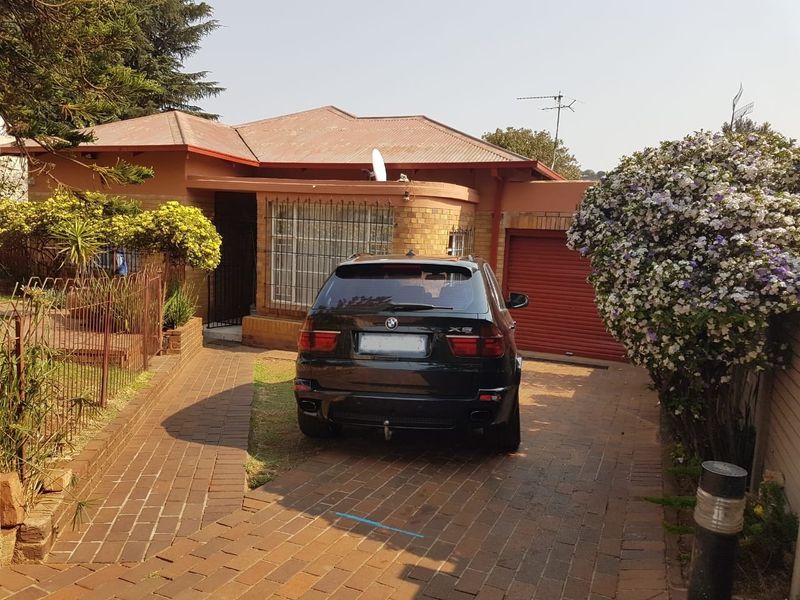 Stunning 3-Bedroom Home with Flatlet & Pool – Perfect Location! - Photo 2