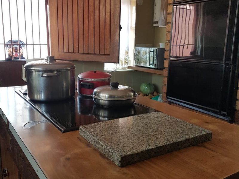 Stunning 3-Bedroom Home with Flatlet & Pool – Perfect Location! - Photo 9