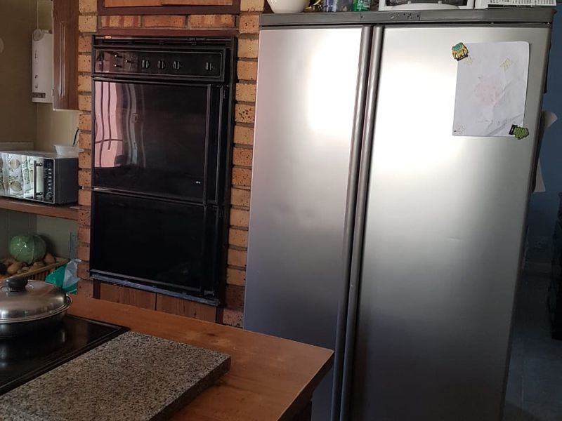 Stunning 3-Bedroom Home with Flatlet & Pool – Perfect Location! - Photo 8