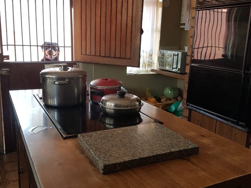 Stunning 3-Bedroom Home with Flatlet & Pool – Perfect Location! - Photo 6