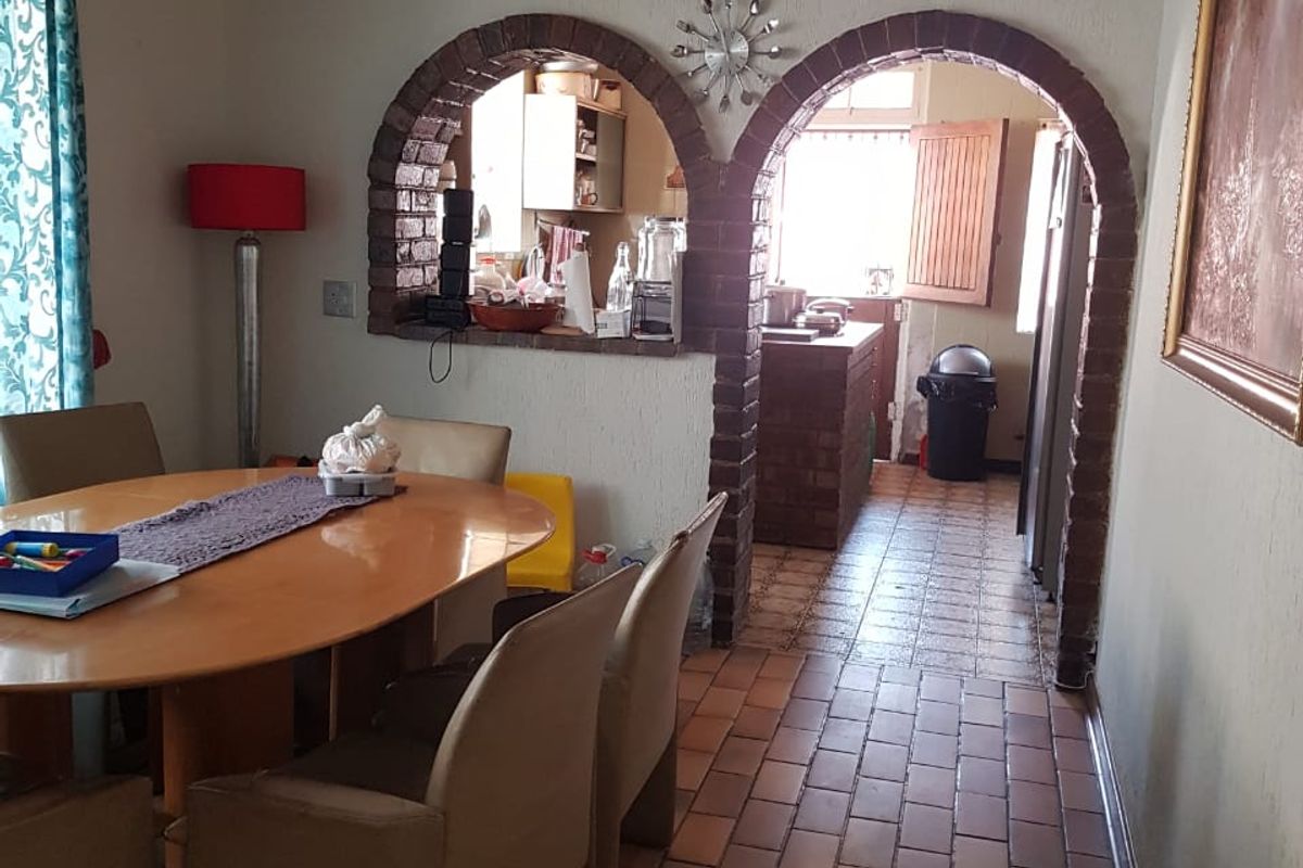 Stunning 3-Bedroom Home with Flatlet & Pool – Perfect Location! - Photo 4