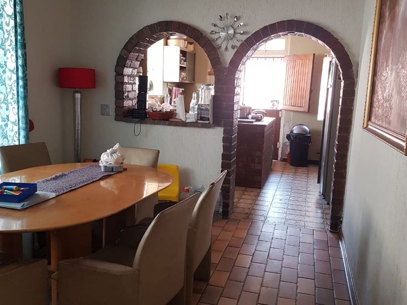 Stunning 3-Bedroom Home with Flatlet & Pool – Perfect Location! - Photo 4
