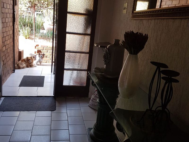 Stunning 3-Bedroom Home with Flatlet & Pool – Perfect Location! - Photo 3