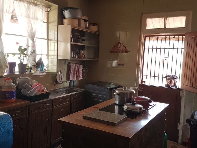 Stunning 3-Bedroom Home with Flatlet & Pool – Perfect Location! - Photo 10