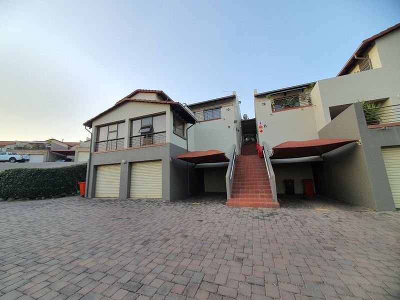 Spacious 2-Bedroom Unit with Study & Garden in Secure Complex - Photo 4