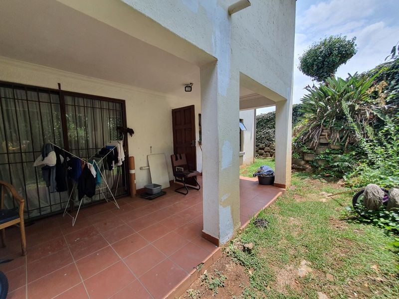 Spacious 2-Bedroom Unit with Study & Garden in Secure Complex - Photo 5