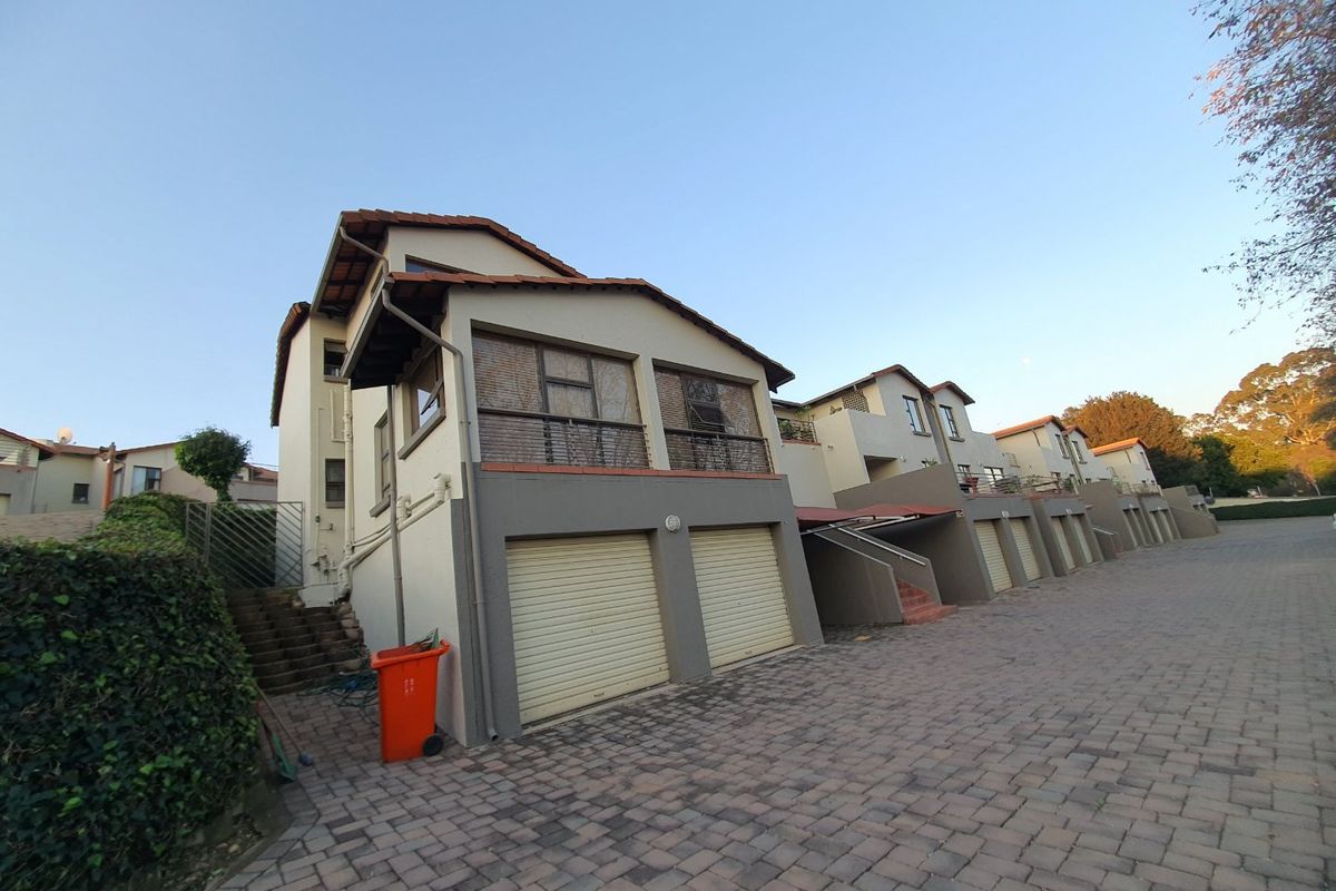 Spacious 2-Bedroom Unit with Study & Garden in Secure Complex - Photo 2