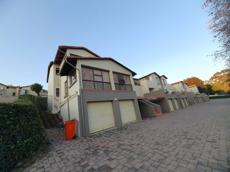 Spacious 2-Bedroom Unit with Study & Garden in Secure Complex - Photo 2