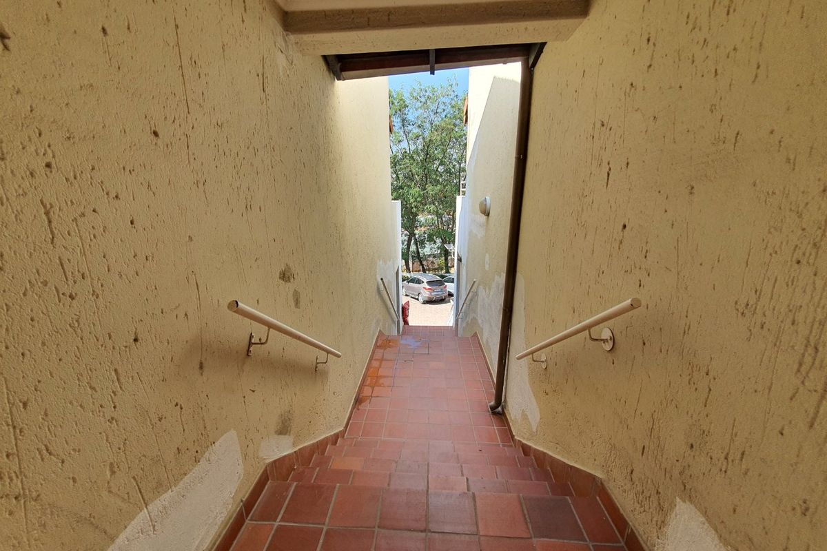 2 Bed Townhouse – Secure, Pet-Friendly Living with Spacious Layout - Photo 2