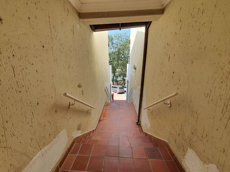2 Bed Townhouse – Secure, Pet-Friendly Living with Spacious Layout - Photo 2