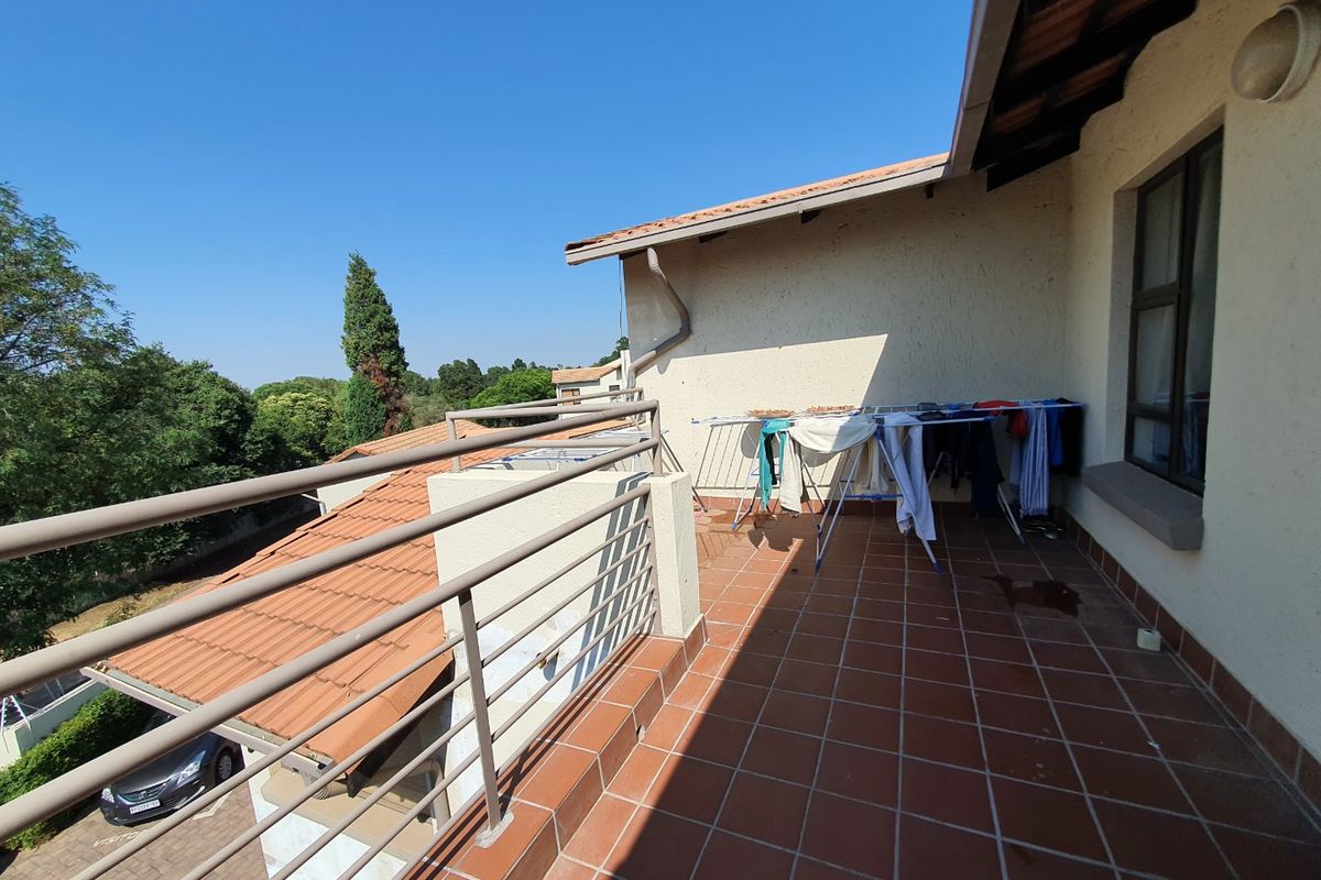 2 Bed Townhouse – Secure, Pet-Friendly Living with Spacious Layout - Photo 4