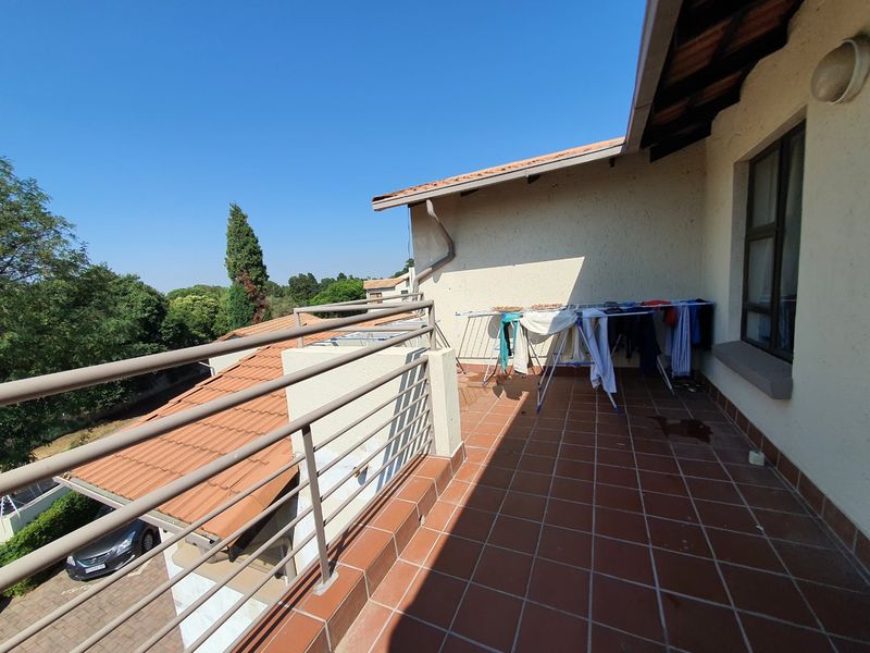 2 Bed Townhouse – Secure, Pet-Friendly Living with Spacious Layout - Photo 4