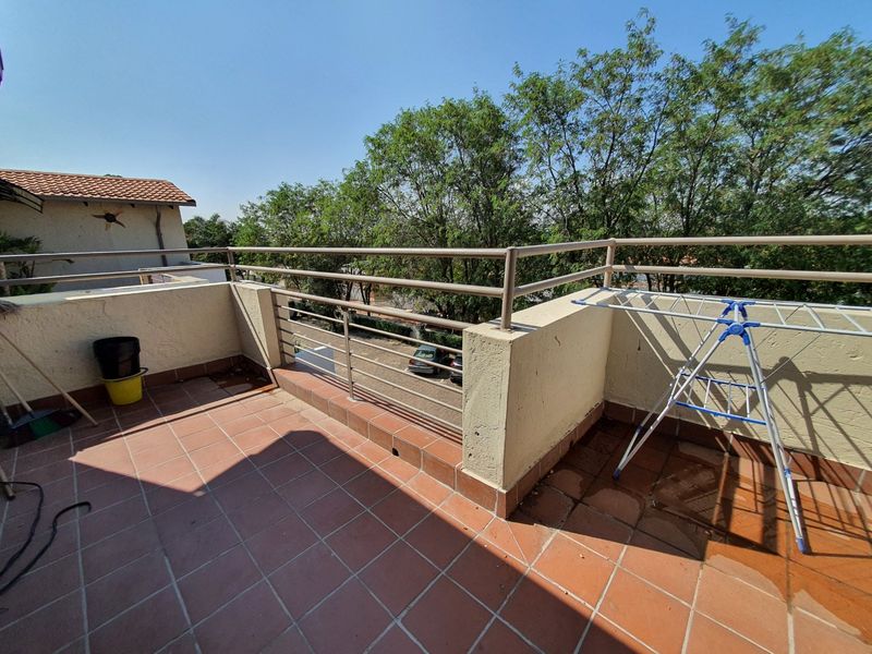 2 Bed Townhouse – Secure, Pet-Friendly Living with Spacious Layout - Photo 5