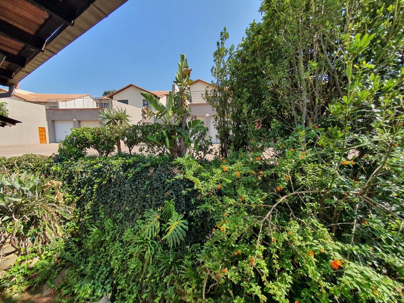 2 Bed Townhouse – Secure, Pet-Friendly Living with Spacious Layout - Photo 3