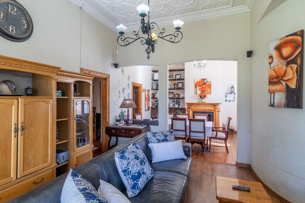 Spacious 5-Bedroom House with Pool and Granny Cottages - Photo 4